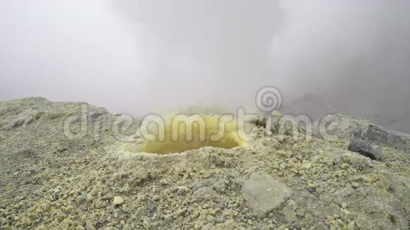 活火山火山口富马油硫气蒸汽的喷发视频的预览图