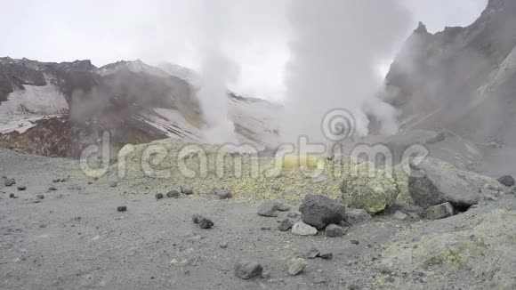 活火山火山口富马油硫气蒸汽的喷发视频的预览图