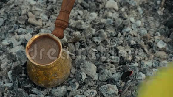 传统工艺用煤煮土耳其咖啡视频的预览图