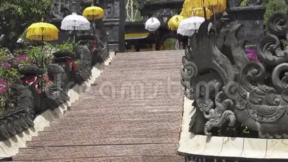 印尼巴厘岛寺庙阳光明媚视频的预览图
