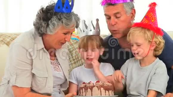 生日快乐的家庭视频的预览图