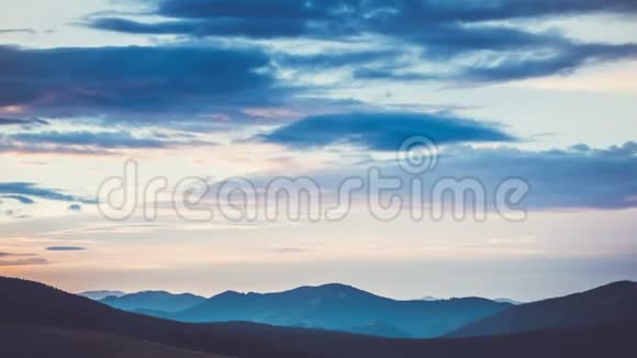 蓝色山脉的雄伟自然景观视频的预览图