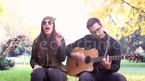 布鲁内特女人唱歌帅哥弹吉他视频的预览图