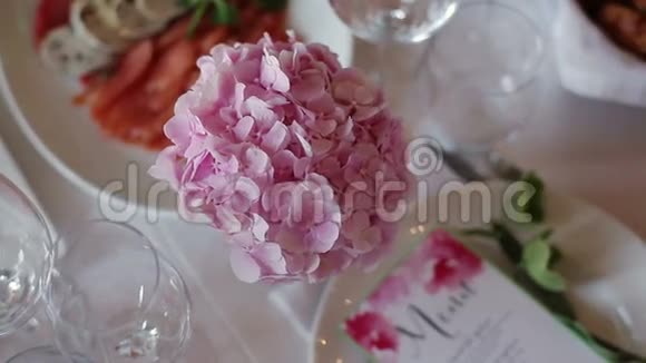 婚礼上的粉色花朵装饰视频的预览图