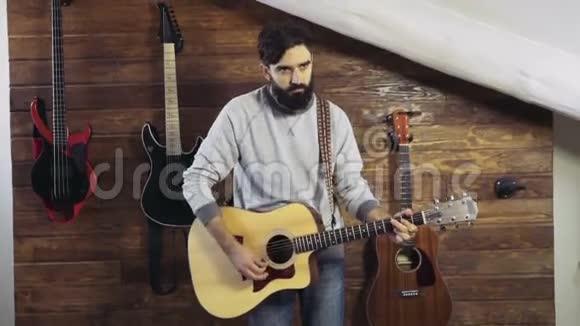 一个长胡子的人在演奏吉他视频的预览图