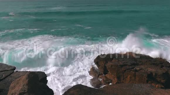 海浪冲击岩石视频的预览图
