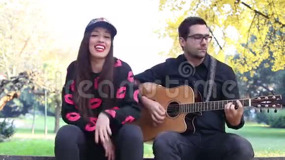 美女唱歌帅哥弹吉他视频的预览图