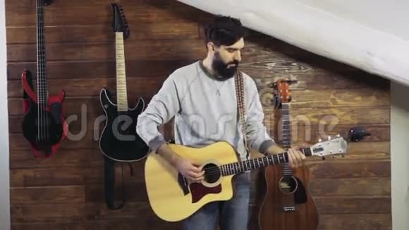 一个长胡子的人在演奏吉他视频的预览图