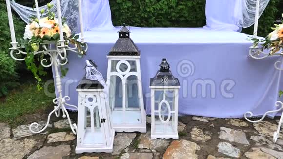 带有桌子和白色拱门的婚礼装饰视频的预览图