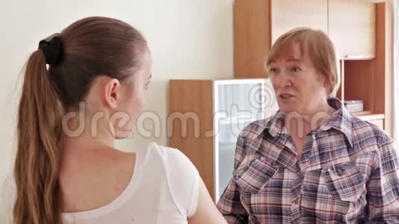 母亲和成年女儿吵架后视频的预览图