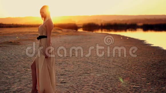 在沙漠里夕阳下的少女视频的预览图