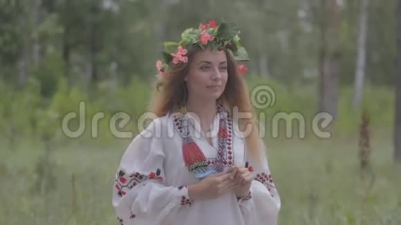 穿着白俄罗斯传统服装戴花环的年轻漂亮女孩视频的预览图