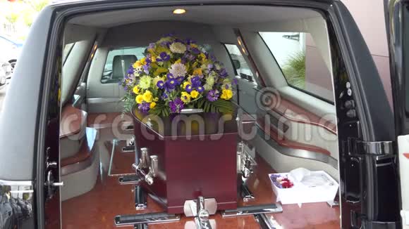 葬礼前灵车上的彩色棺材视频的预览图