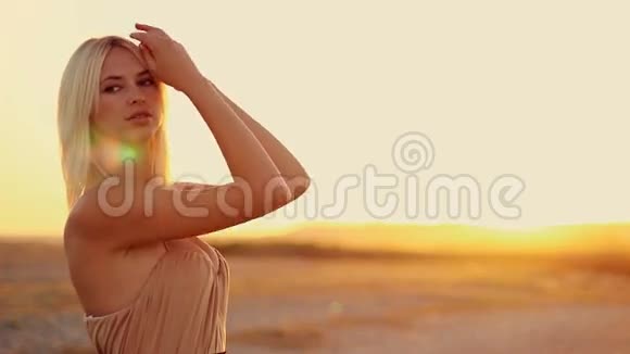 在沙漠里夕阳下的少女视频的预览图