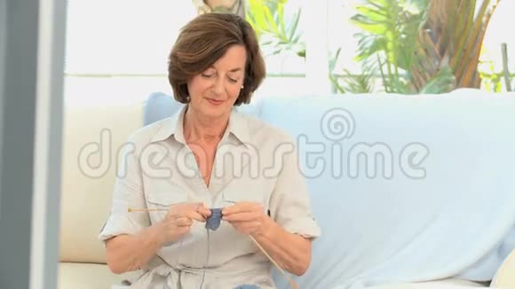 老年妇女针织视频的预览图