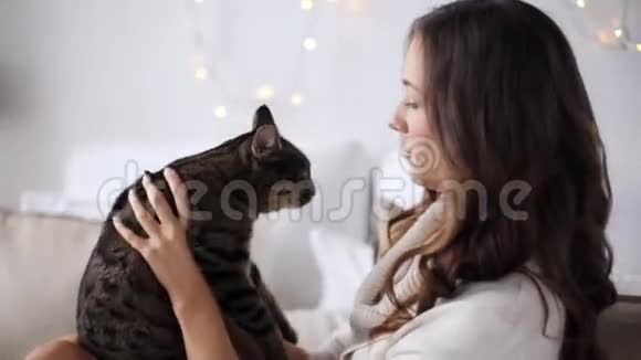 家里有只猫的快乐年轻女人视频的预览图