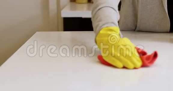 女清洁厨房工作台面视频的预览图