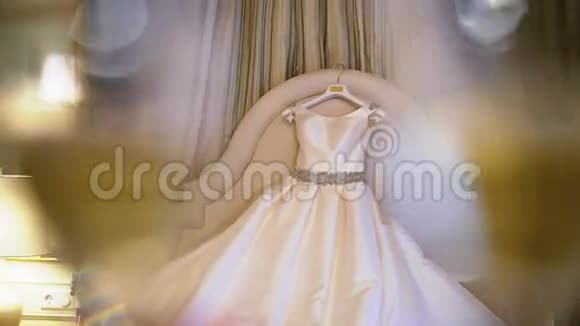 卧室里漂亮的婚纱视频的预览图
