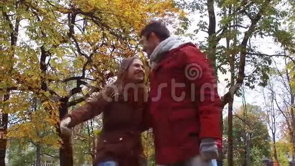 秋天公园拥抱快乐的年轻夫妇视频的预览图