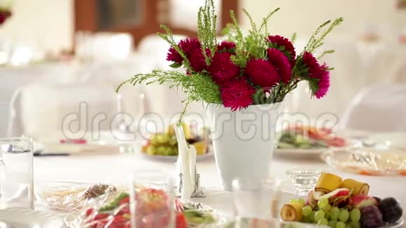 餐厅里漂亮的婚礼桌上摆着鲜花视频的预览图