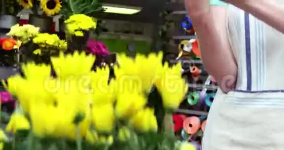 在花店用数码平板电脑微笑女花店视频的预览图