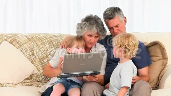 家人在谈论笔记本电脑视频的预览图