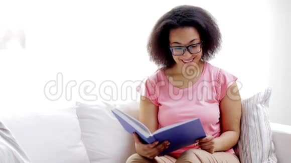 非洲裔美国青年妇女在家读书视频的预览图