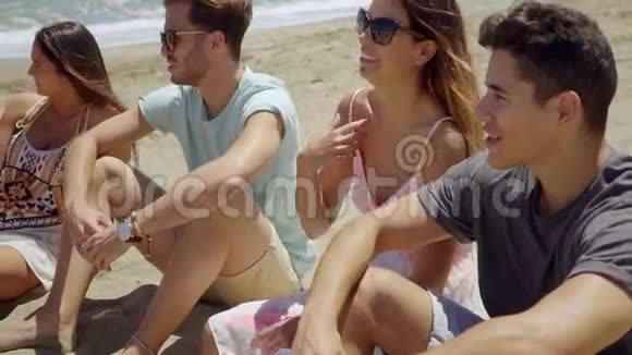 群朋友坐在沙滩上视频的预览图