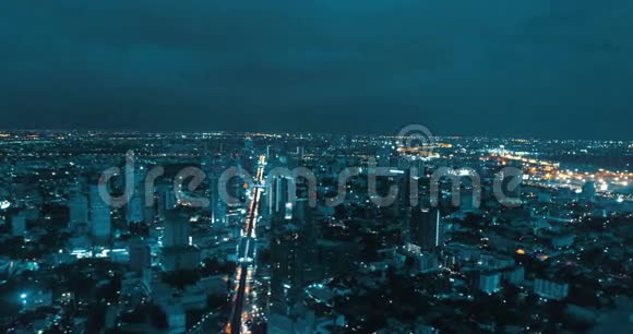 在美丽的阴天夜晚现代城市视频的预览图