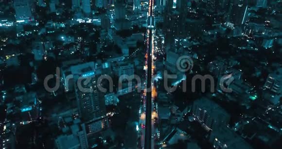 在美丽的阴天夜晚现代城市视频的预览图