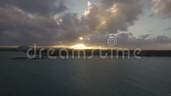 毛里求斯岛日落鸟瞰图视频的预览图