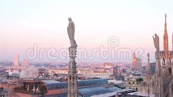 意大利米兰晚景从Duomo的露台上看到这座城市视频的预览图
