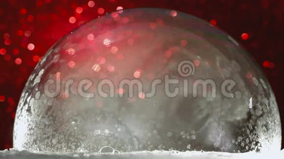 雪花飘飘的冰冻泡泡寒假背景视频的预览图