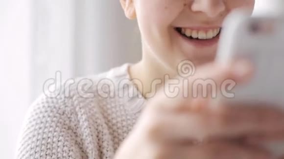 家里有智能手机的快乐女人视频的预览图