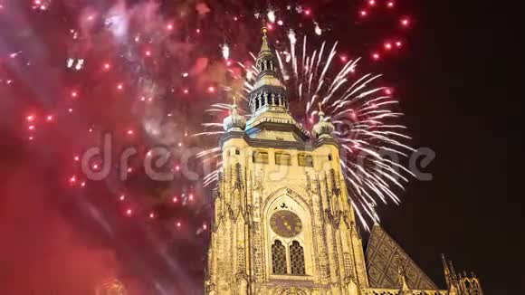 圣维特大教堂罗马天主教大教堂和节日烟火布拉格城堡和赫拉德卡尼捷克共和国视频的预览图