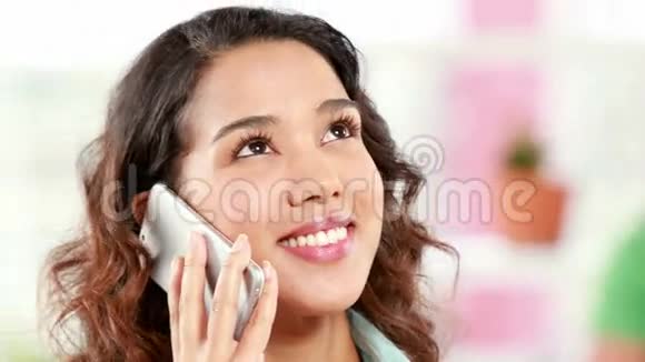 在电话里微笑的女商人视频的预览图