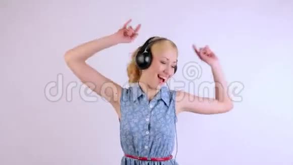 戴着耳机跳舞的女孩视频的预览图