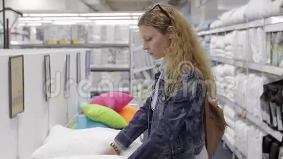年轻女子在超市挑选商品视频的预览图