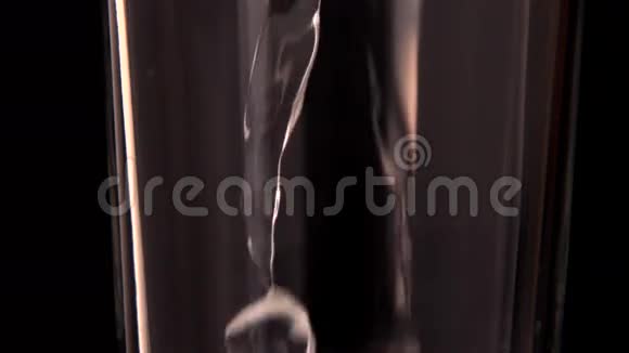 水倒进玻璃杯里视频的预览图