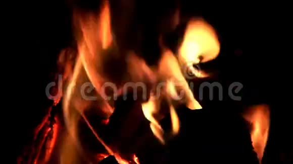 家里的壁炉着火了视频的预览图