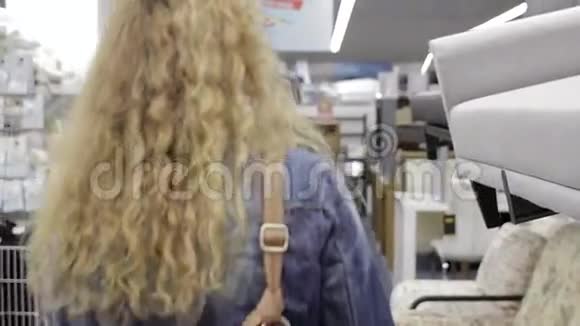 年轻女子在超市挑选商品视频的预览图