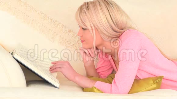 可爱的女人在看书视频的预览图