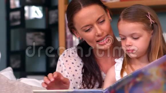 妈妈和女儿一起读书视频的预览图