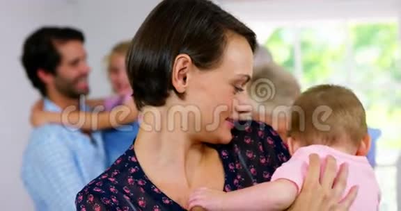 母亲带着婴儿微笑的画像视频的预览图
