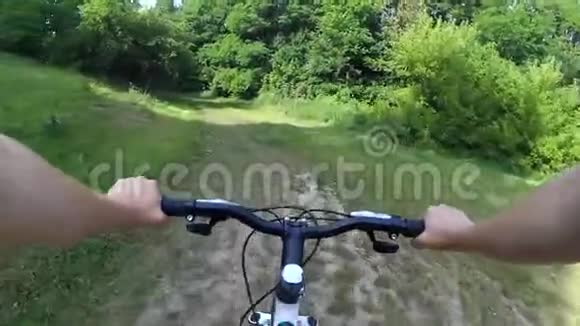 骑自行车的女孩在绿色森林里视频的预览图
