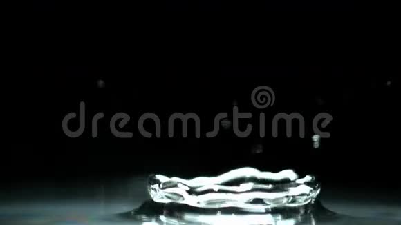 黑色背景上的水滴视频的预览图