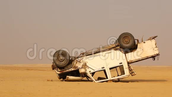沙漠事故车视频的预览图