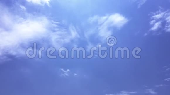 蓝天上的白云在烈日下消失了时间推移运动云蓝天背景蓝天视频的预览图