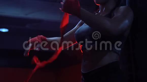 布鲁奈特健身中心的强壮女性视频的预览图