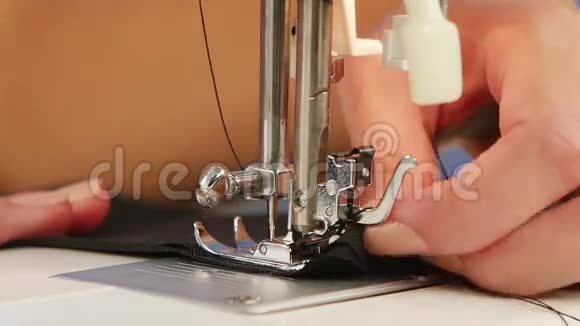 缝纫机上的缝纫慢动作视频的预览图